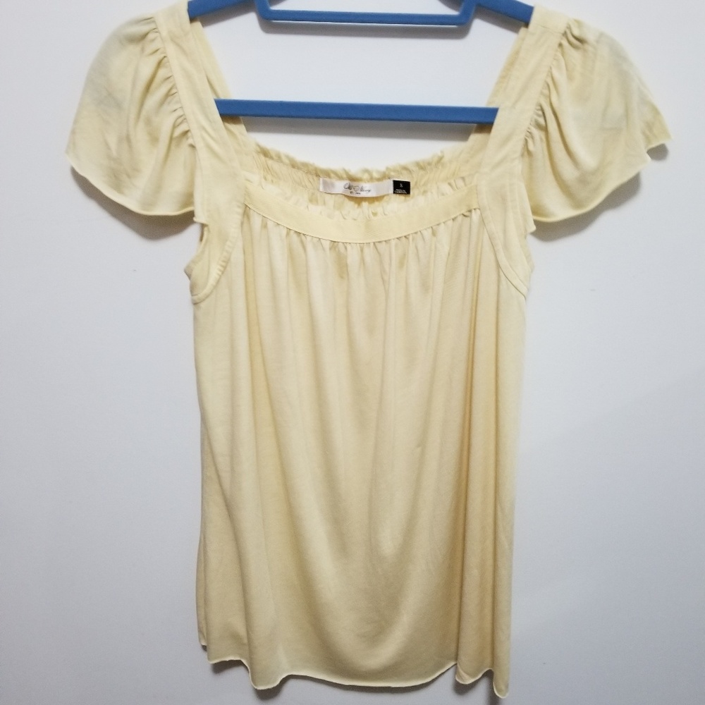 Old Navy cream feminine top
